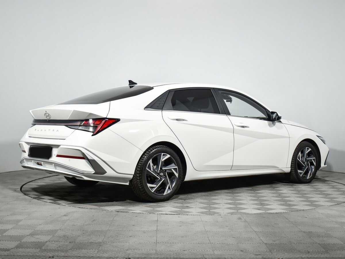 Hyundai Elantra 2023 года с пробегом. Фото: #4