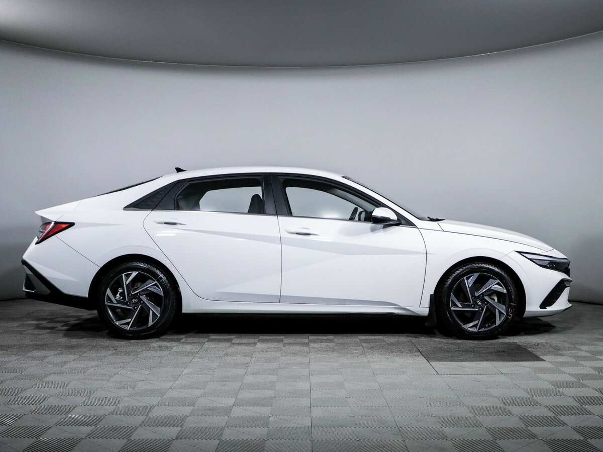 Hyundai Elantra 2023 года с пробегом. Фото: #3