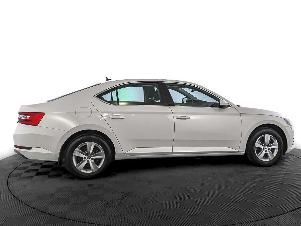 Skoda Superb 2021 года с пробегом. Фото: #3