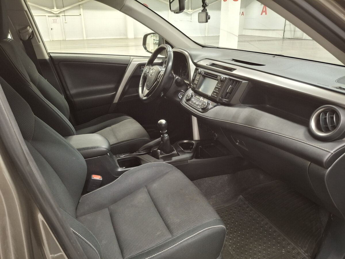 Toyota RAV4 2015 года с пробегом. Фото: #9