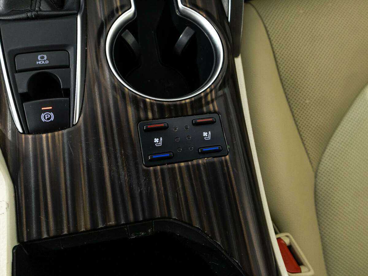 Toyota Camry 2018 года с пробегом. Фото: #20