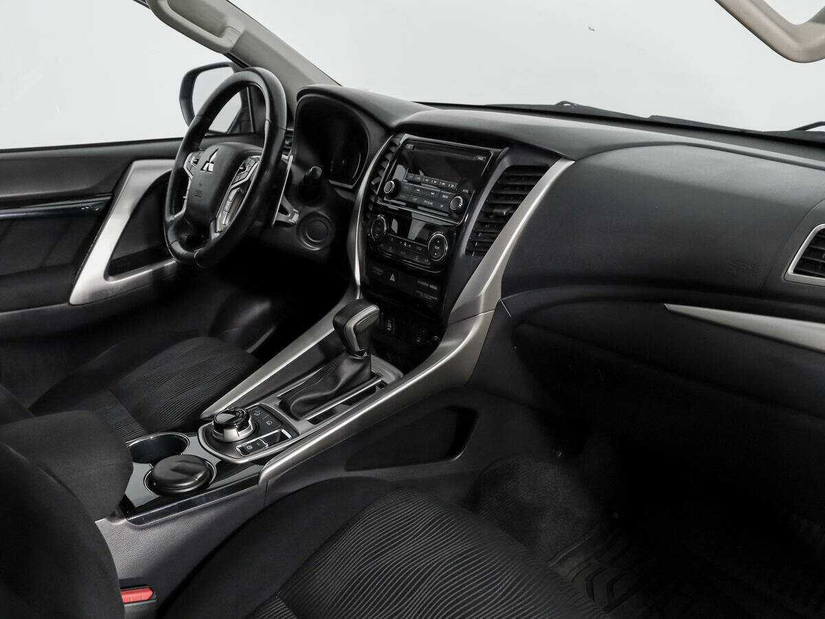 Mitsubishi Pajero Sport 2017 года с пробегом. Фото: #12
