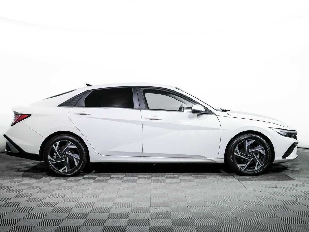 Hyundai Elantra 2023 года с пробегом. Фото: #3