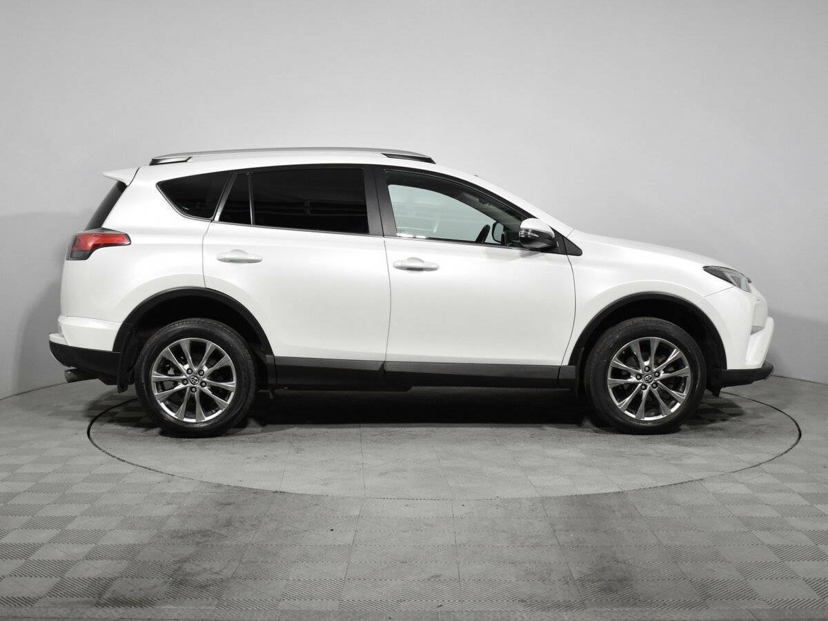 Toyota RAV4 2018 года с пробегом. Фото: #3