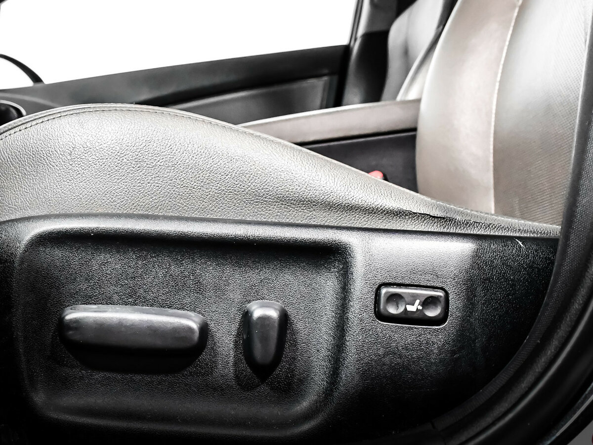 Б/У Тойота Авенсис 2012 года. Фото: #11