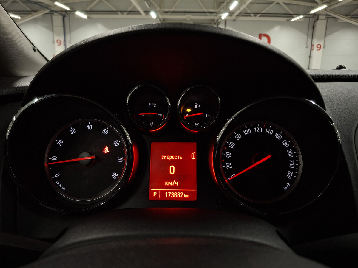 Б/У Опель Астра 2013 года. Фото: #12