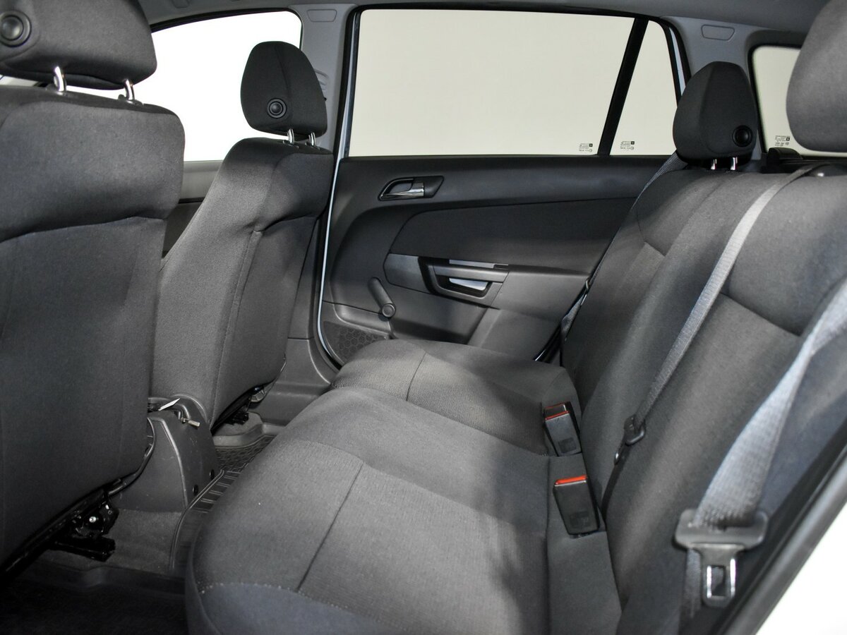 Б/У Опель Астра 2013 года. Фото: #9