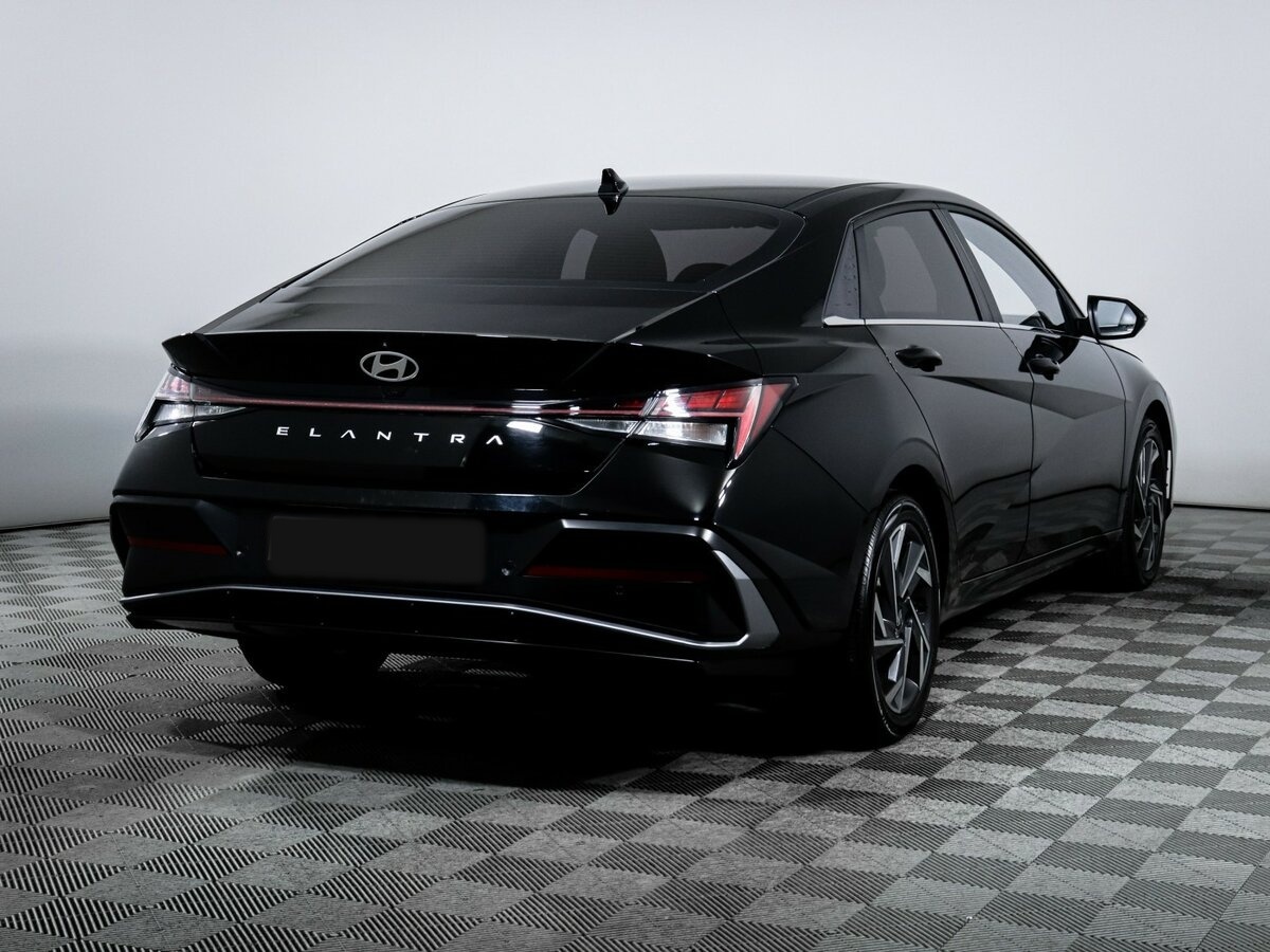 Hyundai Elantra 2023 года с пробегом. Фото: #3