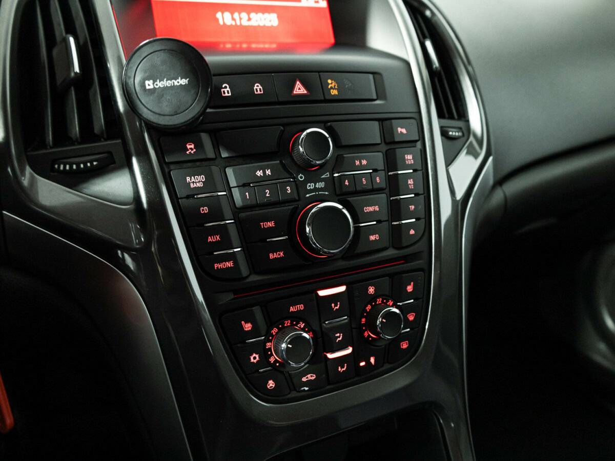 Б/У Опель Астра 2013 года. Фото: #2