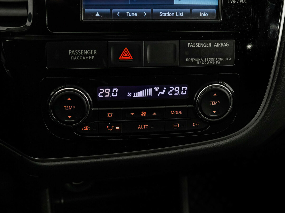 Б/У Митсубиши Оутлэндер 2016 года. Фото: #12