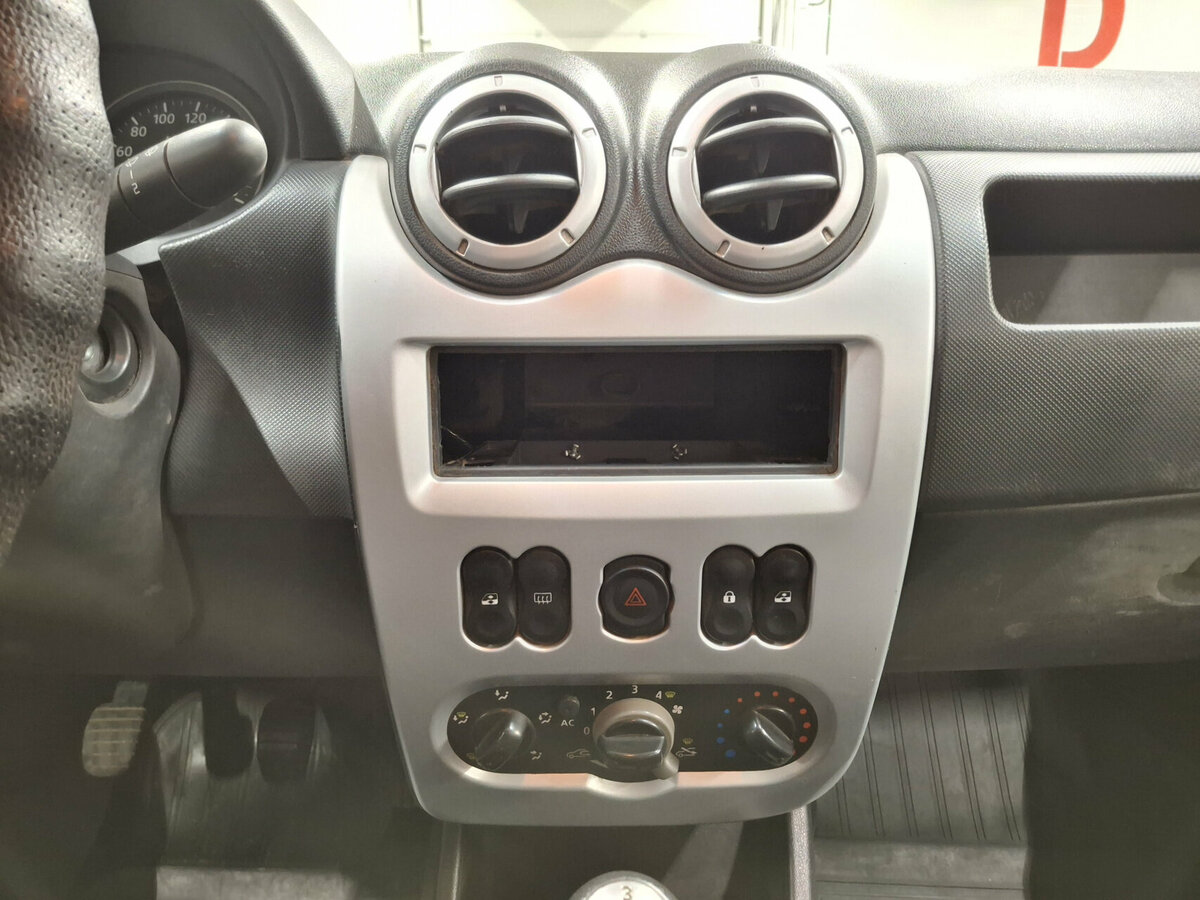 Б/У Рено Логан 2012 года. Фото: #14